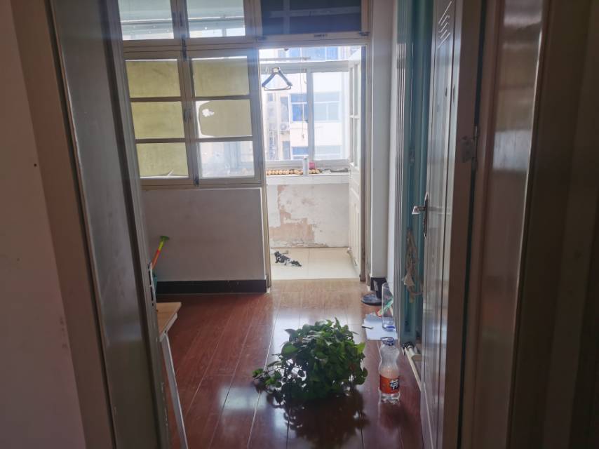 普通裝修3室1廳1衛(wèi)82m21300元/月