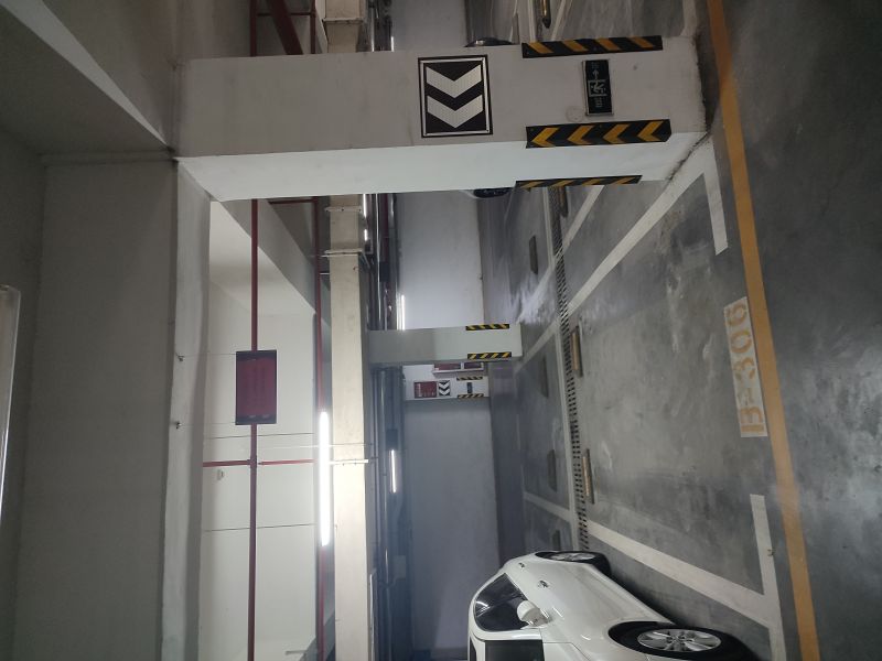 涵翠苑B區(qū)車位，車位位于27號(hào)樓電梯口南側(cè)，22號(hào)樓電梯口北側(cè)，好停車，位置佳