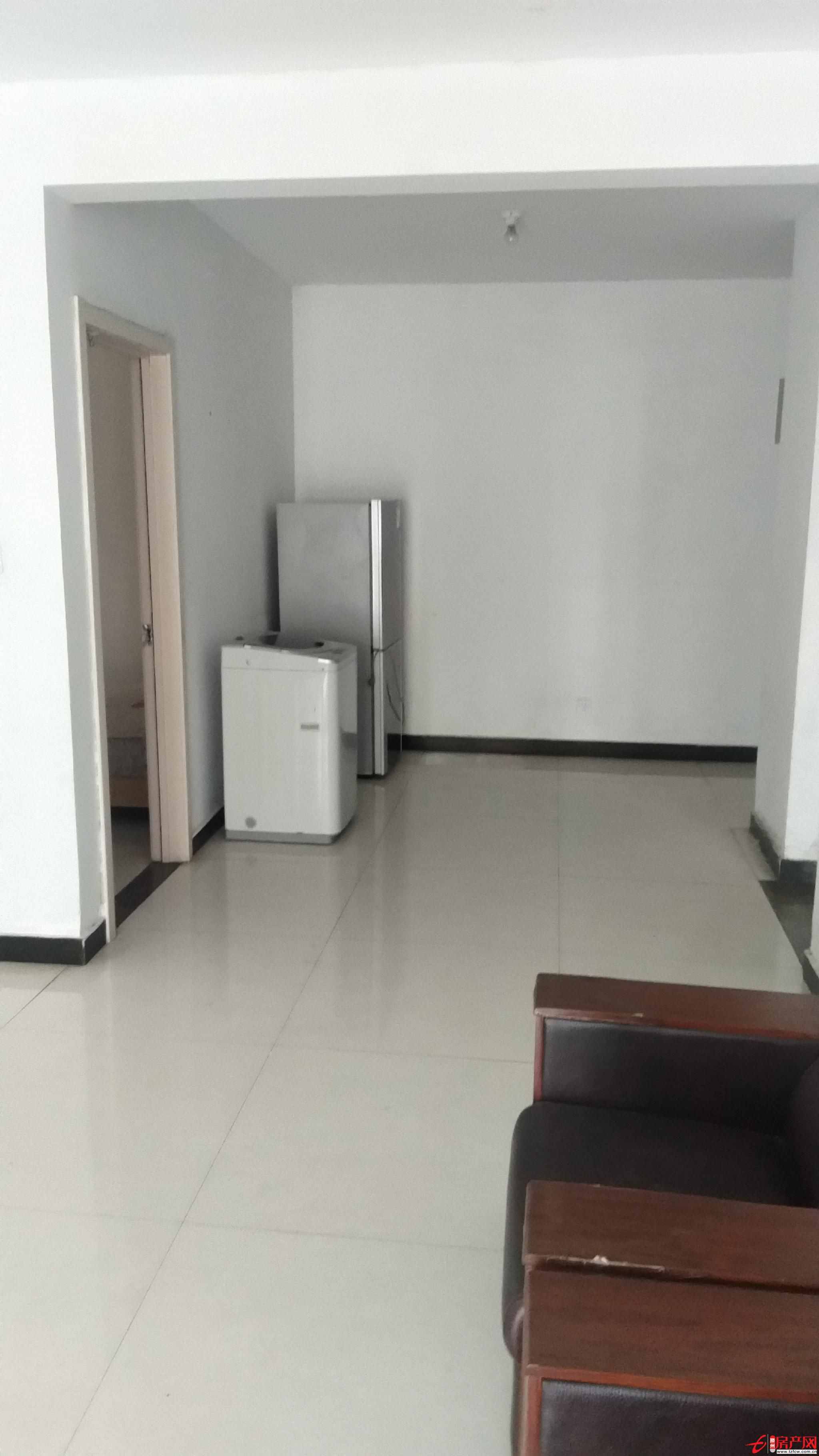 陽光國際96平2室2廳空調(diào)，床，洗衣機(jī)，冰箱