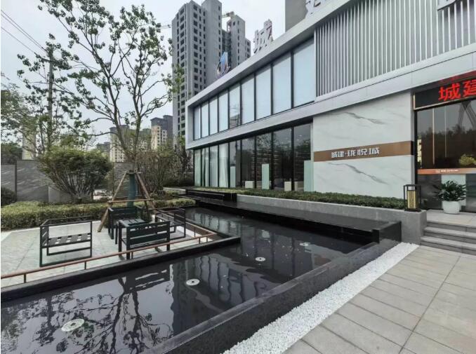 商品房位置佳，毛坯3室2廳2衛(wèi)141m2110萬(wàn)元，免費(fèi)送兩個(gè)車(chē)位。已上房，隨時(shí)簽合同辦房證。